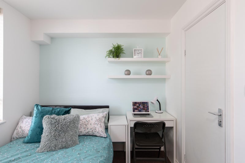 Room Gilmore Road in Greater London