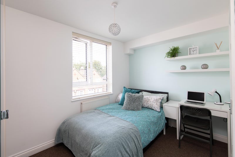 Room Gilmore Road in Greater London