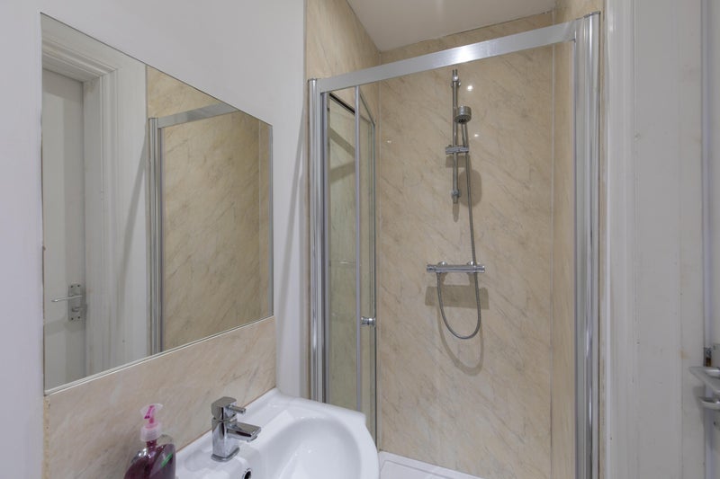 Room Gilmore Road in Greater London