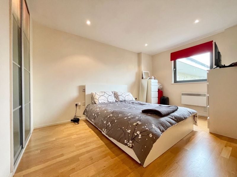 Flat Devonport Street in Greater London