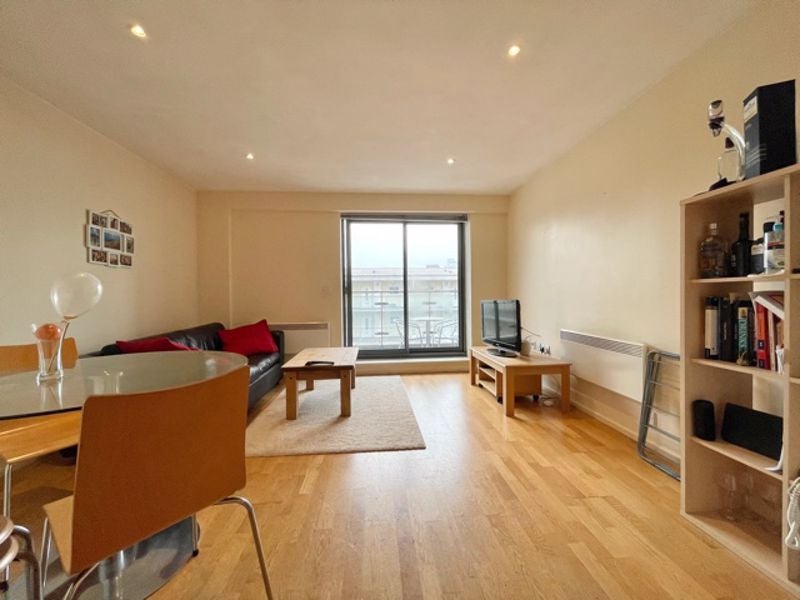 Flat Devonport Street in Greater London