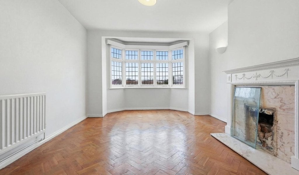 Flat Hermon Hill in Greater London