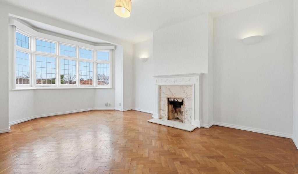 Flat Hermon Hill in Greater London