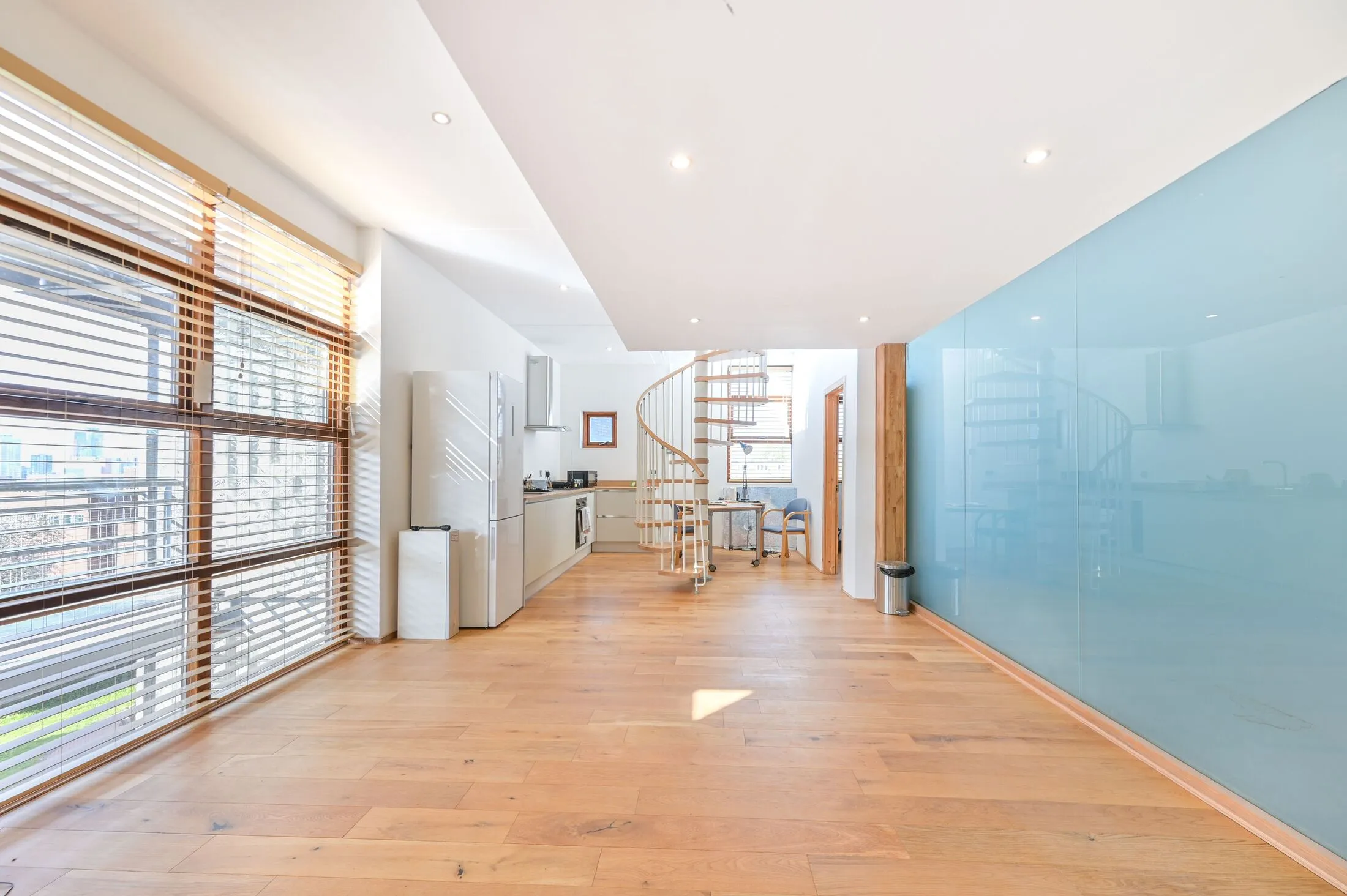 Flat Acton Lane in Greater London