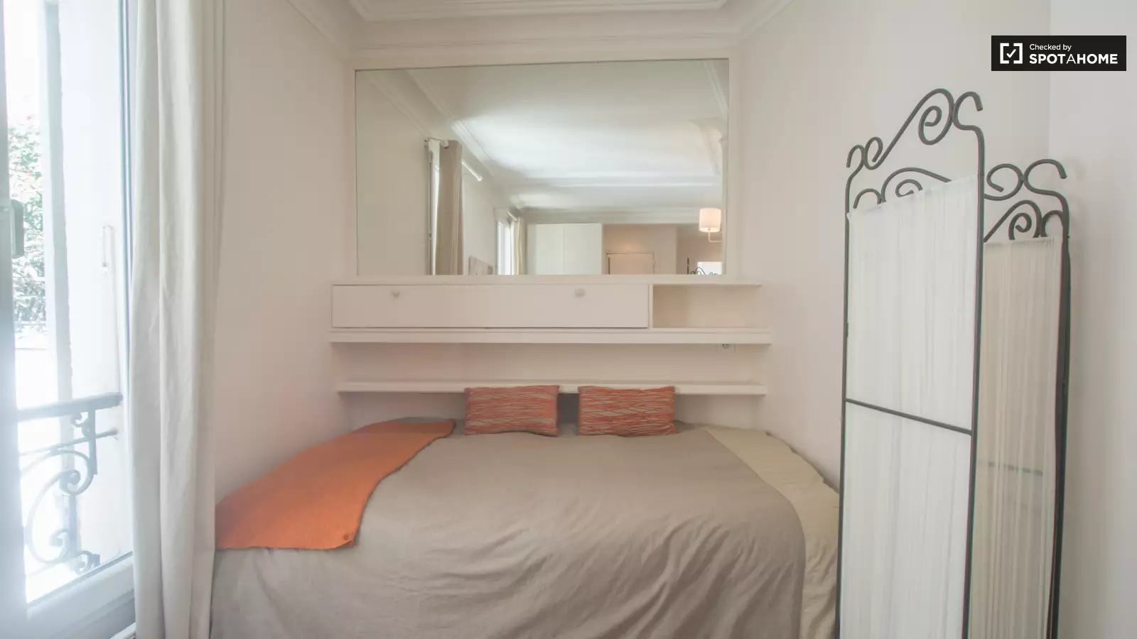Flat Rue Laugier in Paris