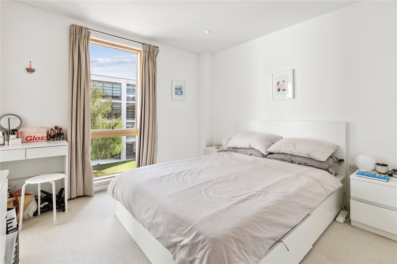Flat Grafton Square in Greater London