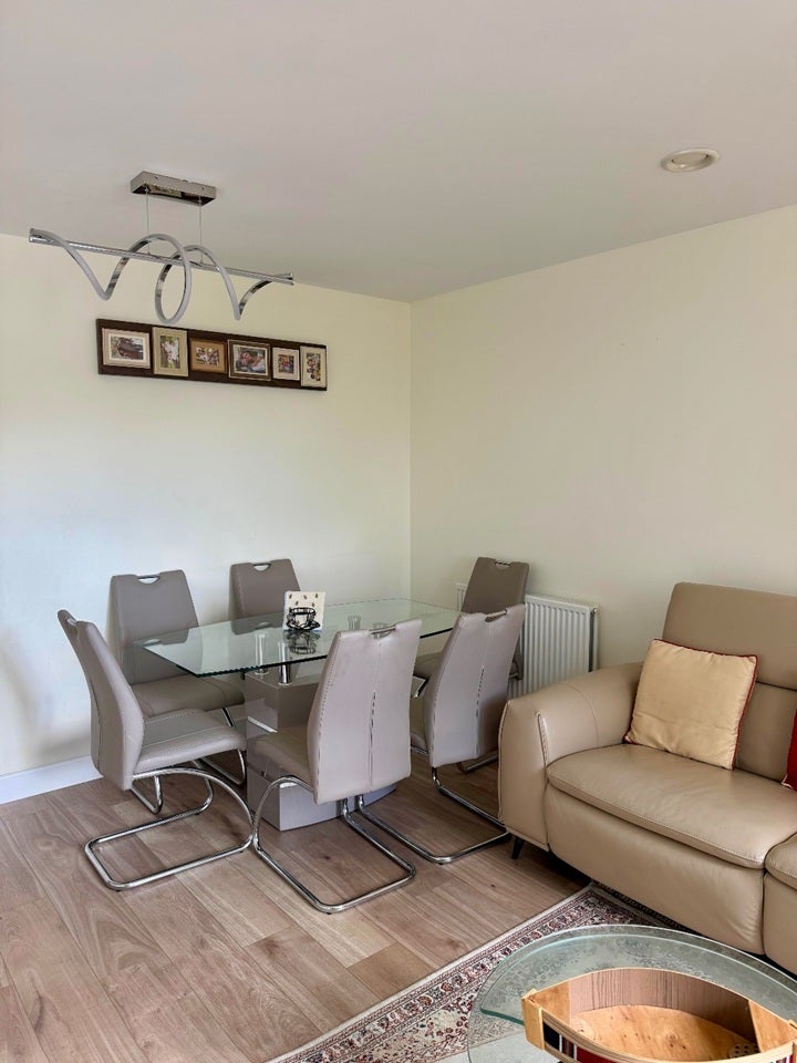 Flat Grange Road in Greater London