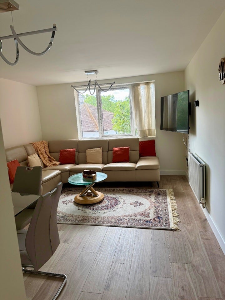 Flat Grange Road in Greater London