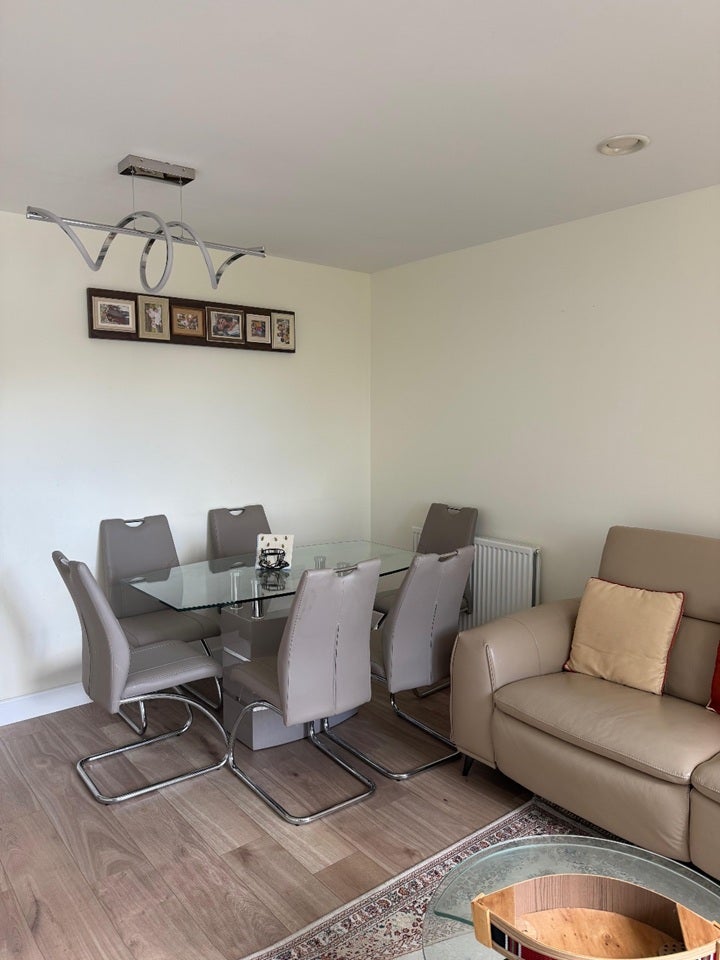 Flat Grange Road in Greater London