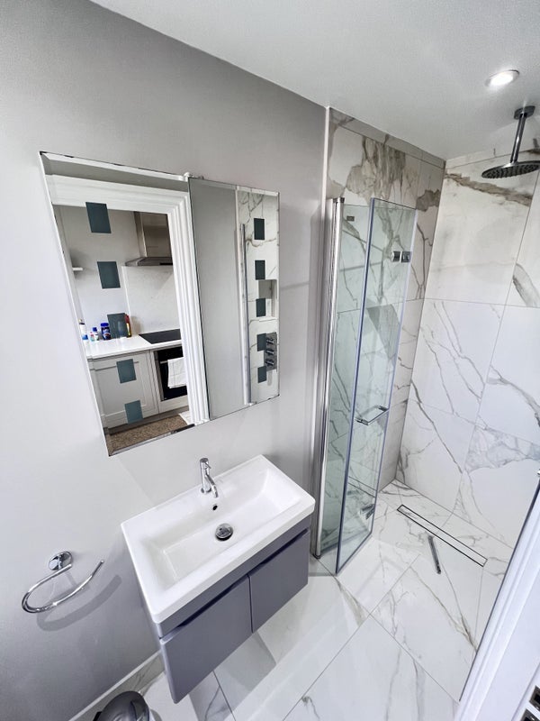 Flat Melrose Road in Greater London