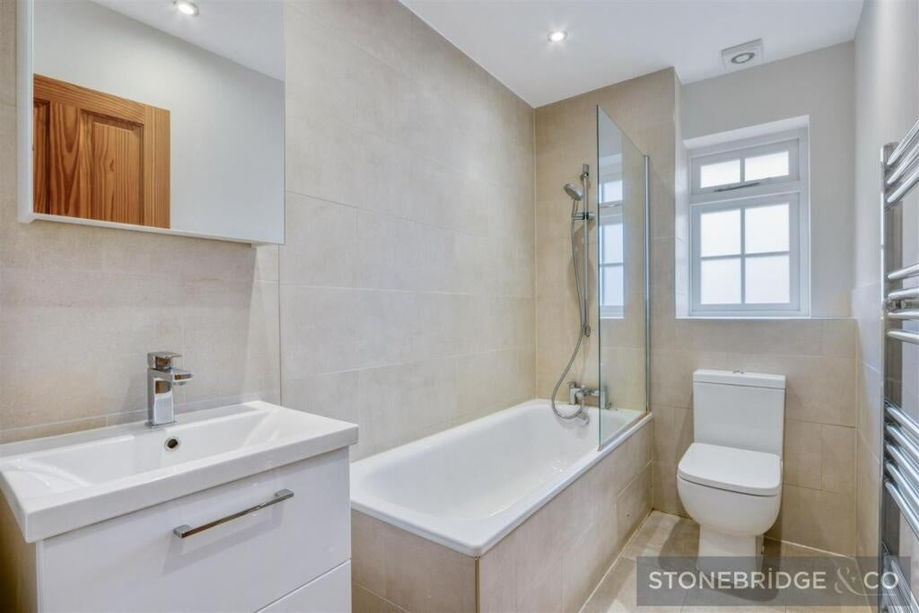 Room Oldfield Mews in Greater London