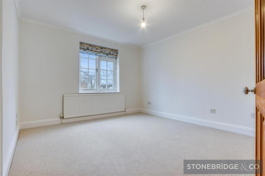 Room Oldfield Mews in Greater London