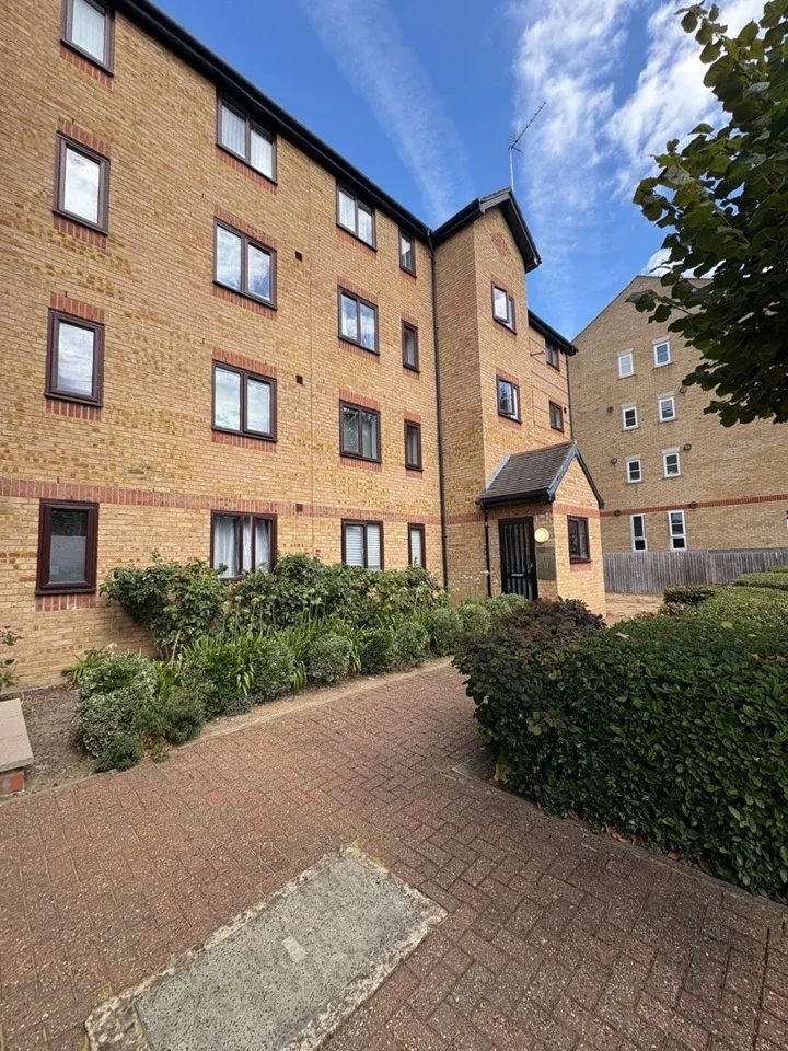 Flat Ringwood Gardens in Greater London