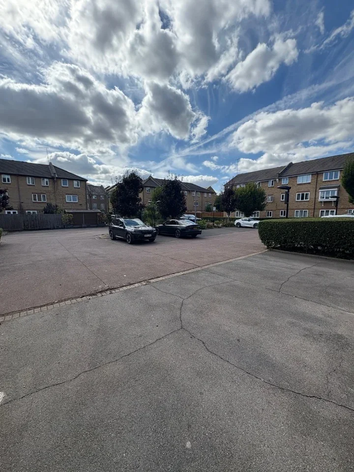 Flat Ringwood Gardens in Greater London