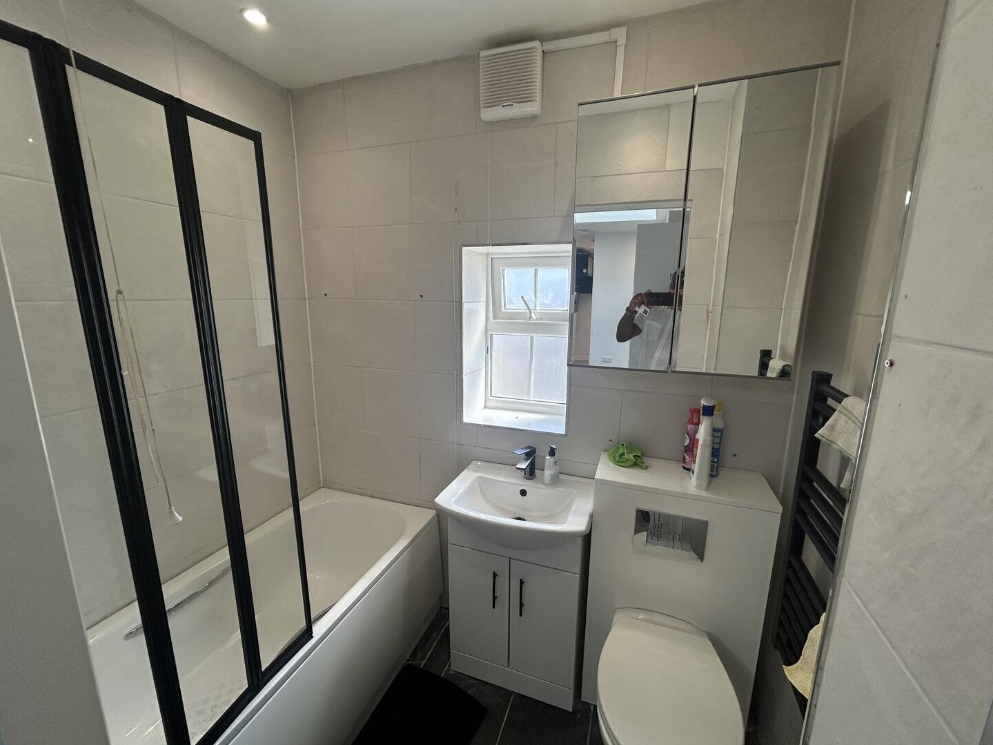Flat Warren Avenue in Greater London