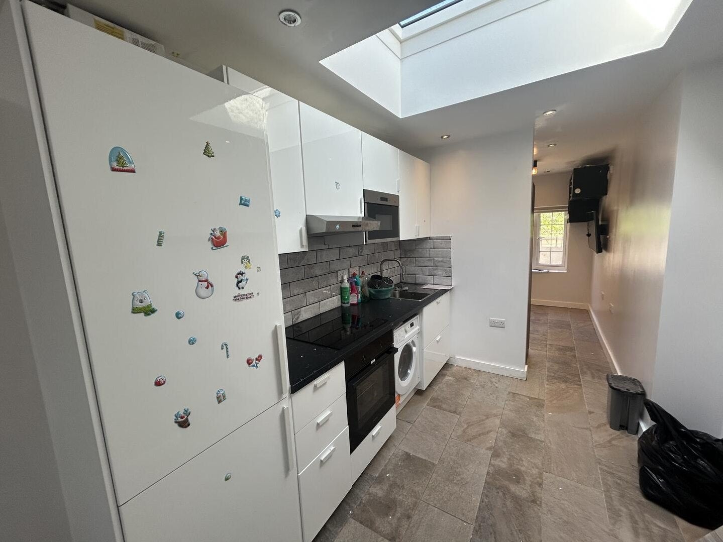 Flat Warren Avenue in Greater London