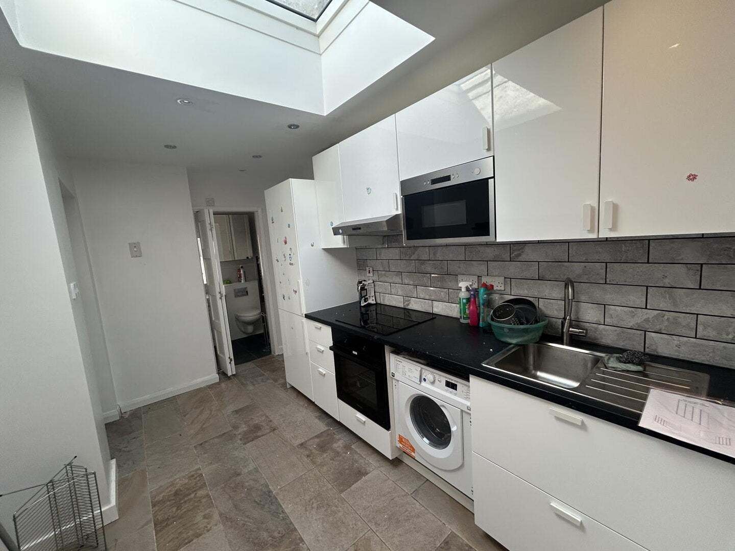 Flat Warren Avenue in Greater London