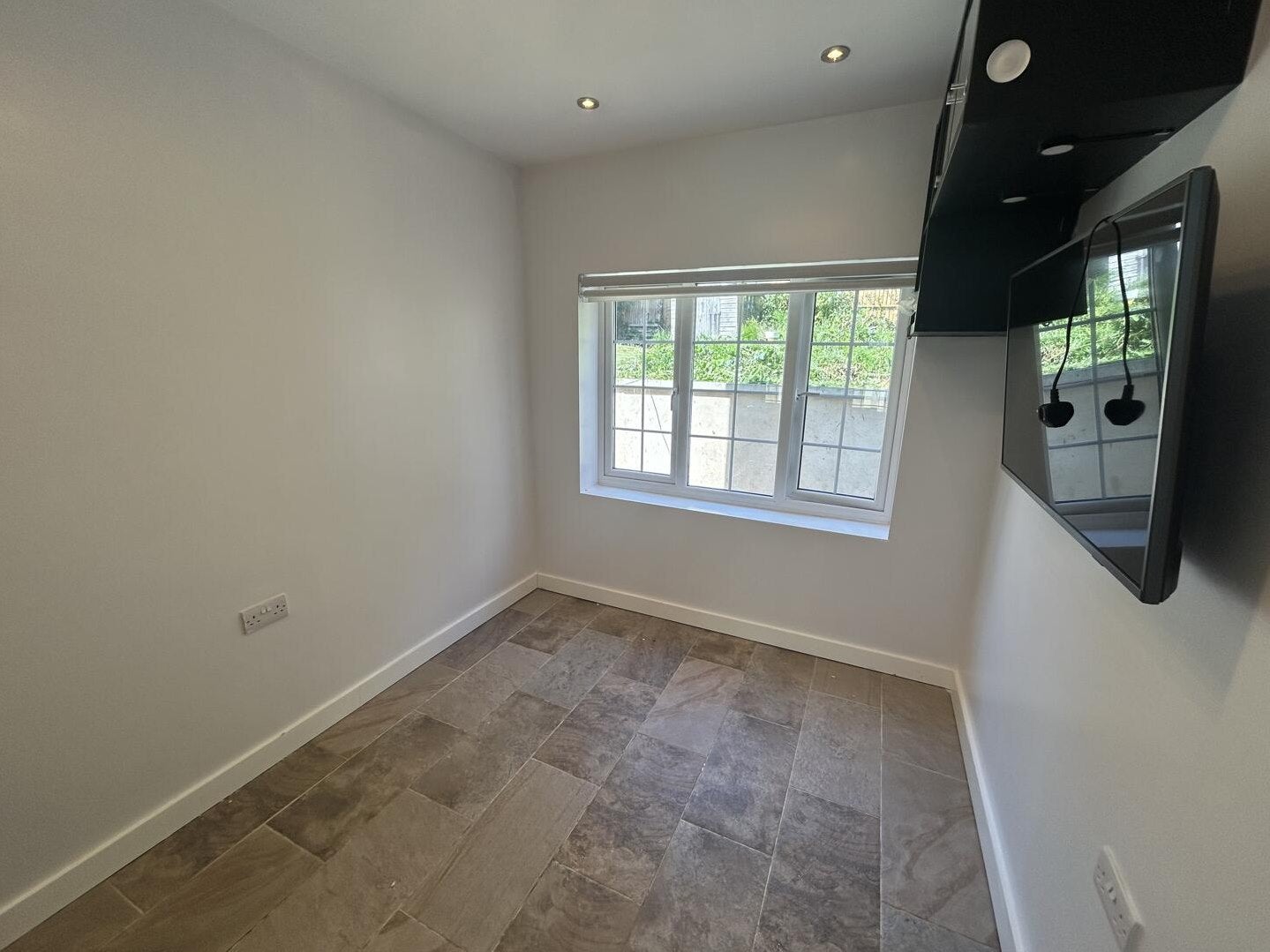 Flat Warren Avenue in Greater London