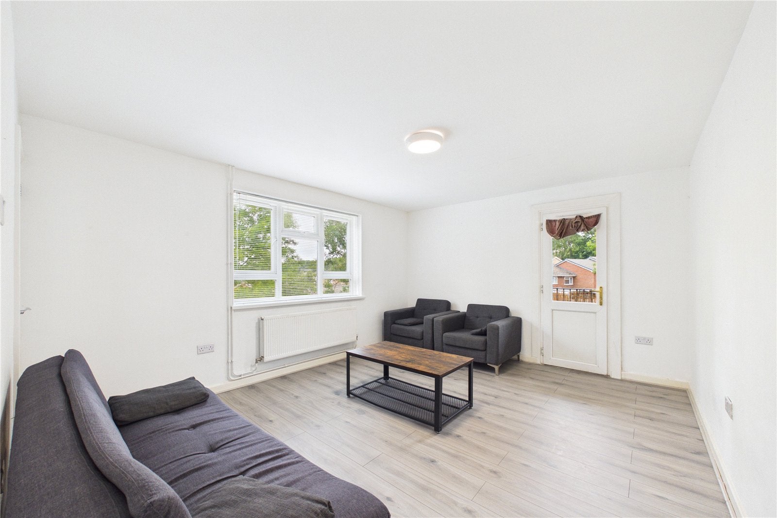 Flat Hunters Hill in Burghfield Common