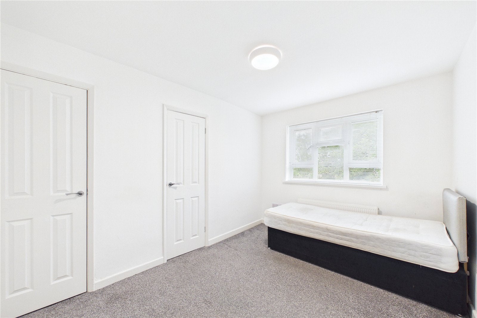 Flat Hunters Hill in Burghfield Common