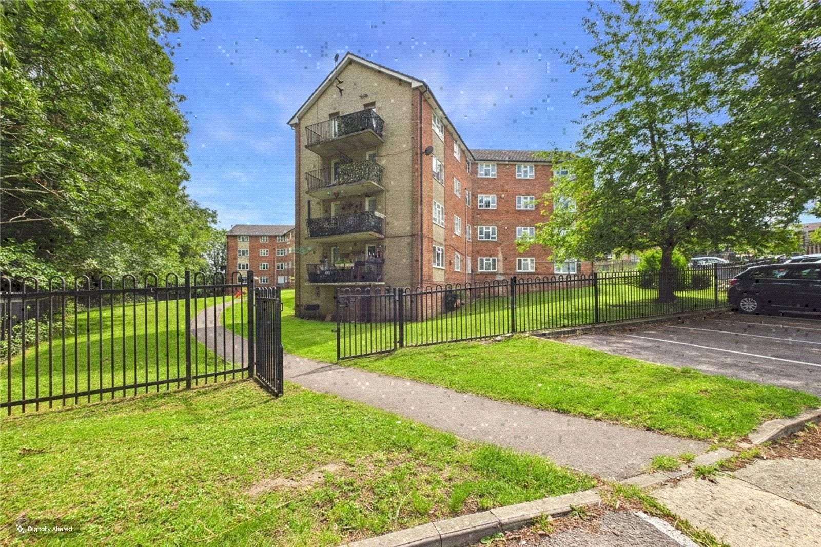 Flat Hunters Hill in Burghfield Common