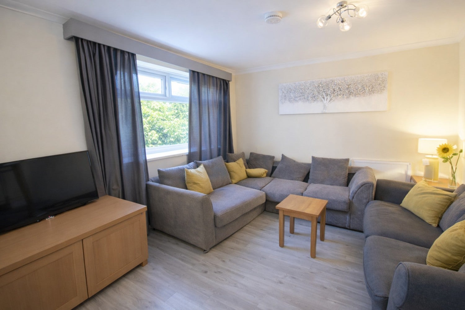 Room Clovelly Way in Bedford