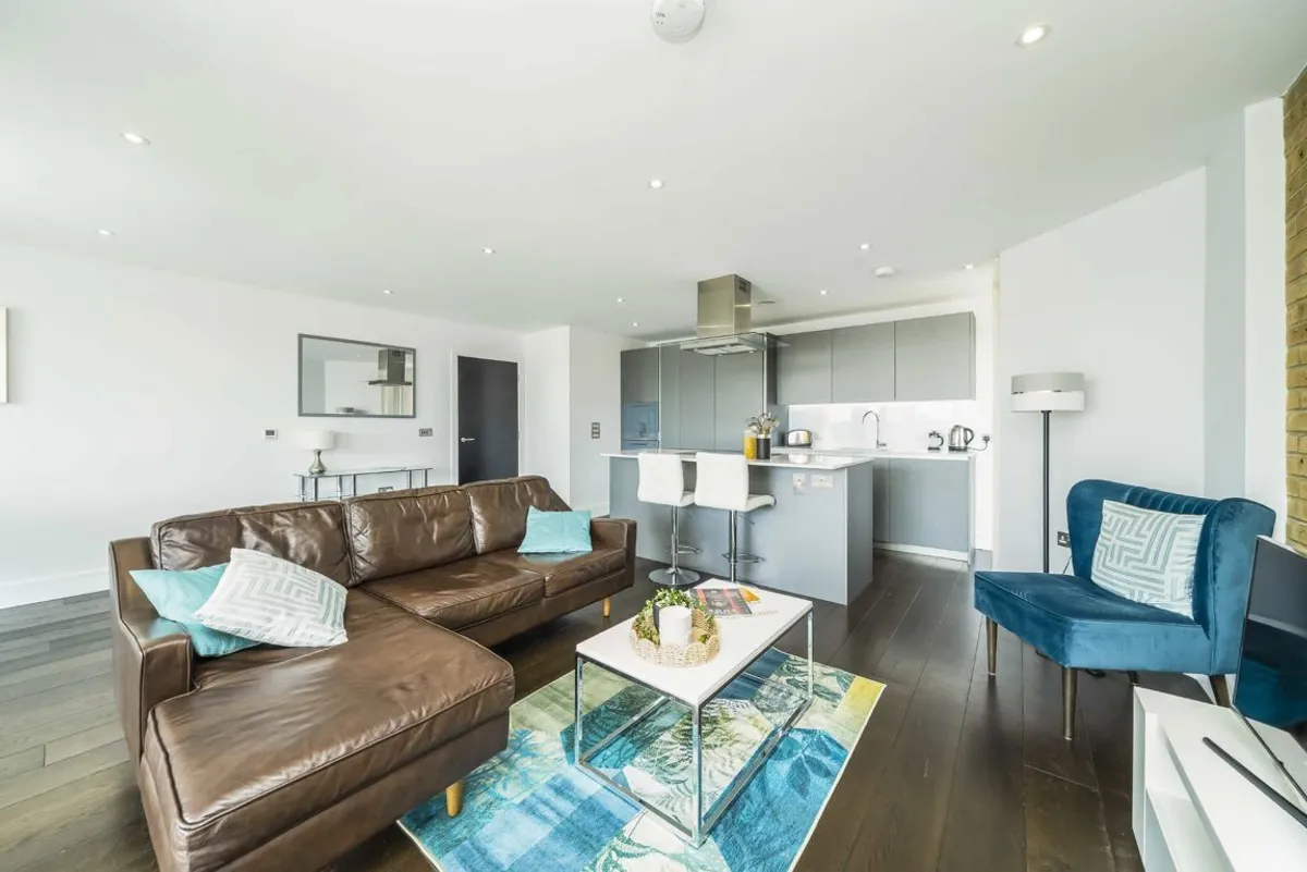 Flat Wapping High Street in Greater London