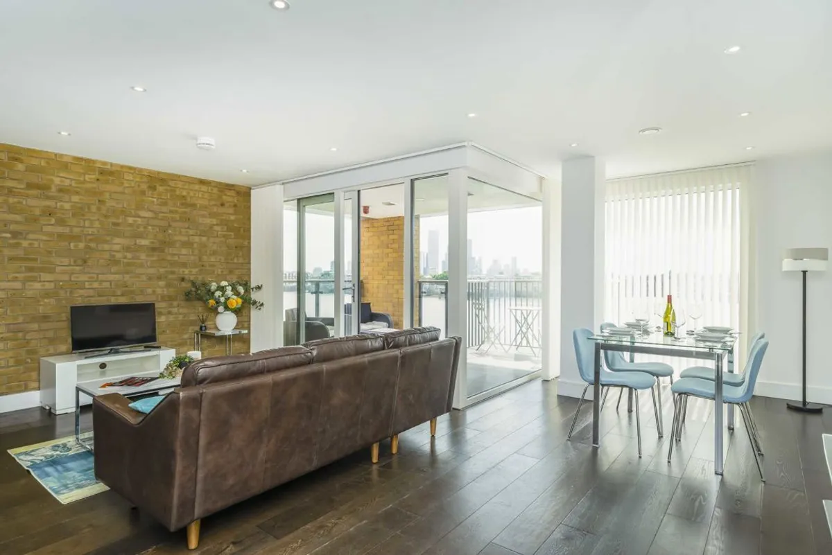 Flat Wapping High Street in Greater London
