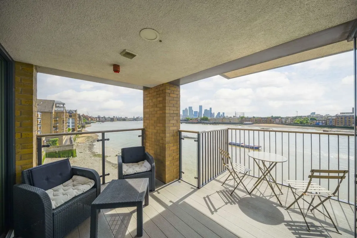 Flat Wapping High Street in Greater London