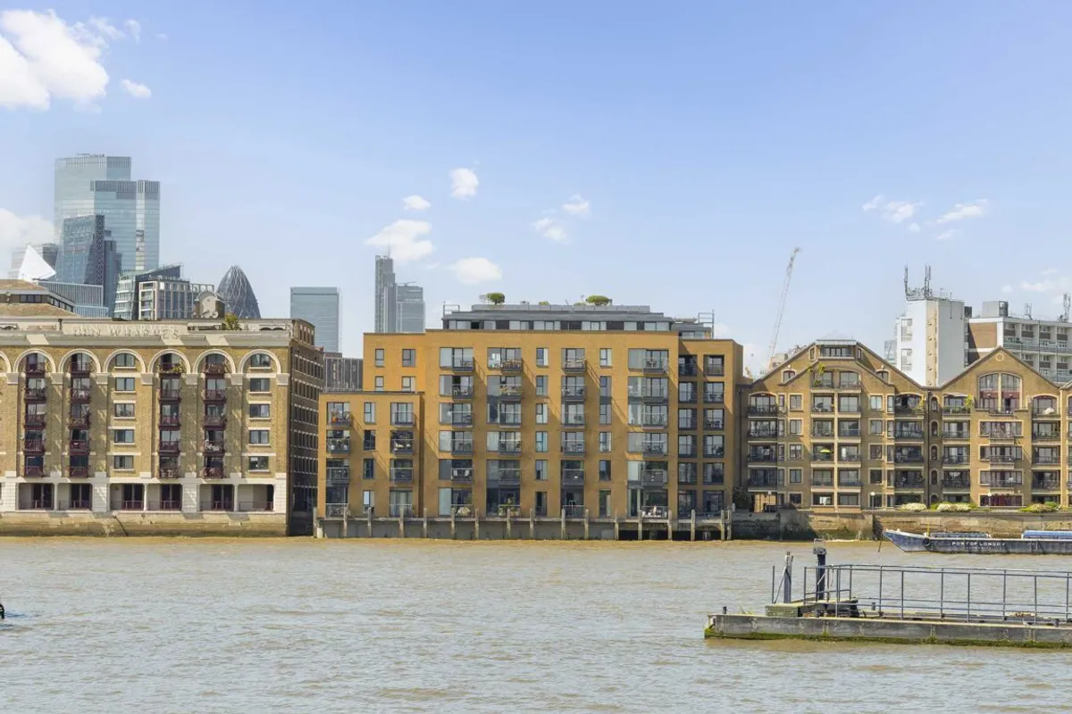 Flat Wapping High Street in Greater London