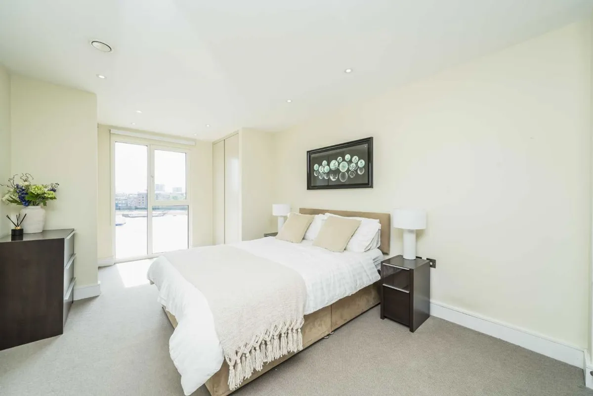 Flat Wapping High Street in Greater London