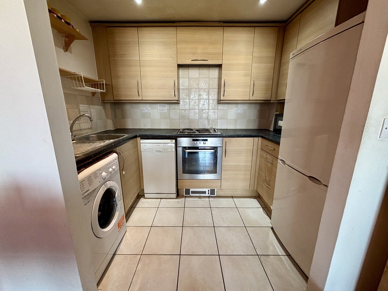 Flat Tilley Road in Greater London