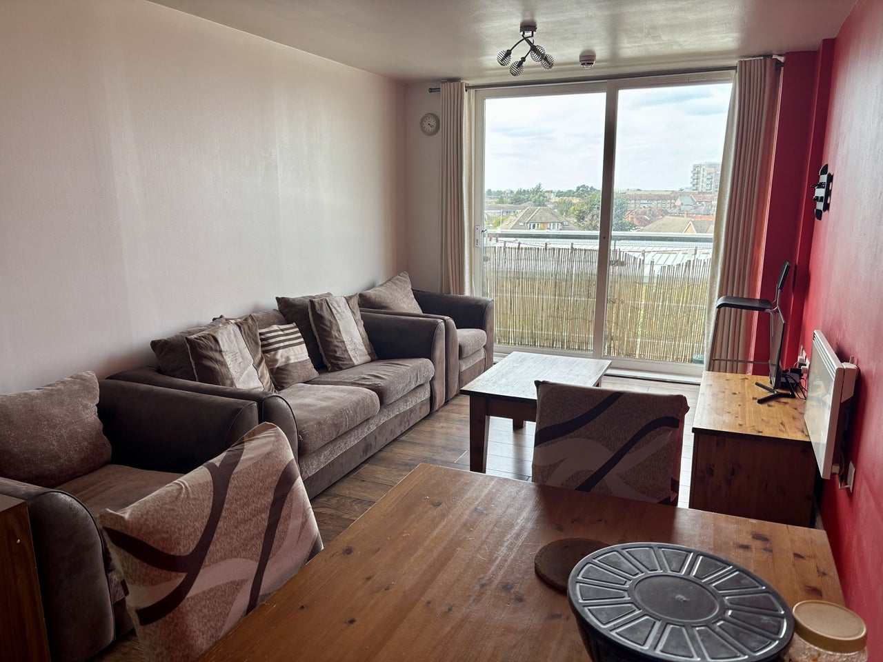 Flat Tilley Road in Greater London
