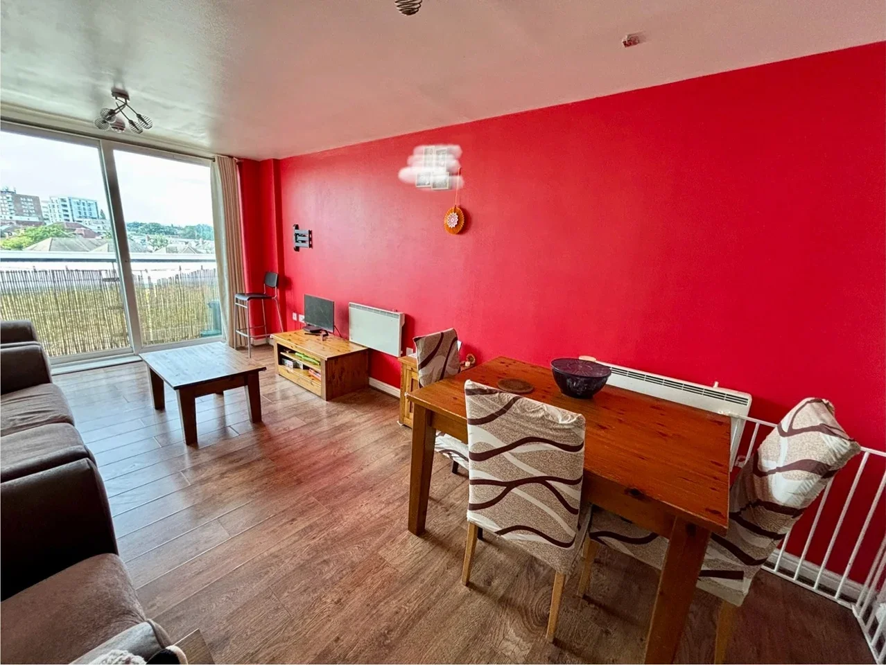 Flat Tilley Road in Greater London