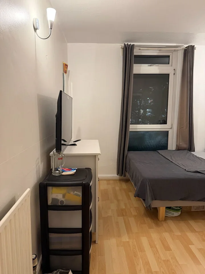 Room Bolton Road in Greater London