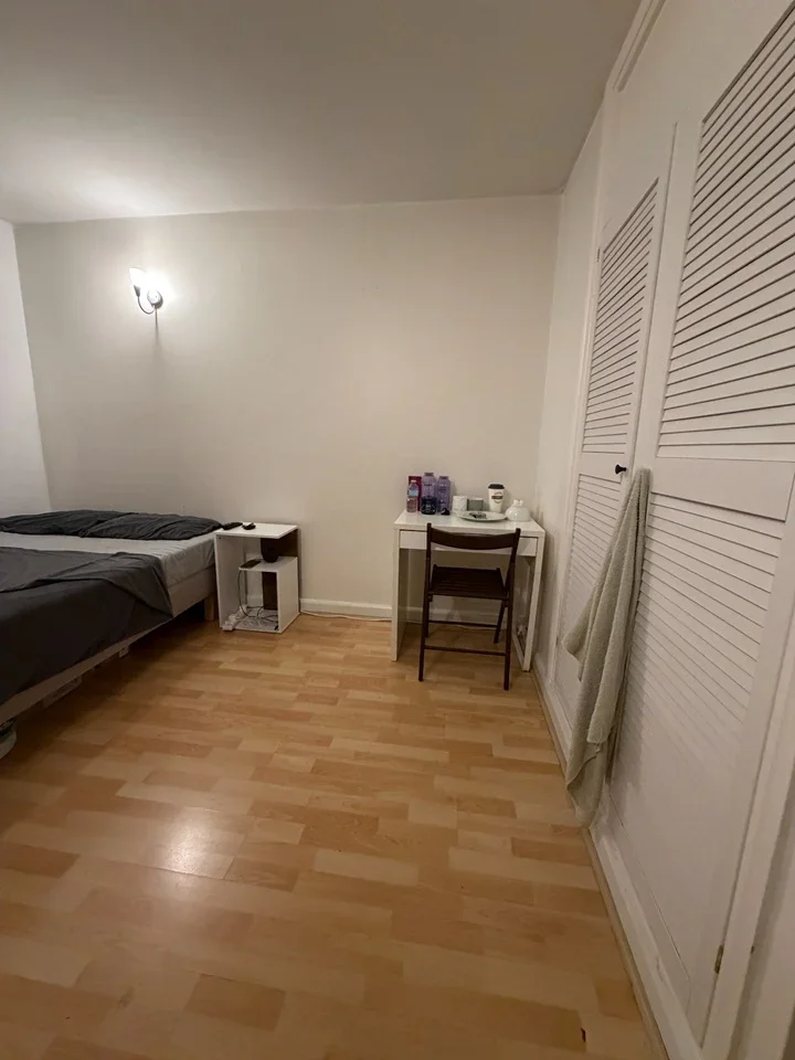 Room Bolton Road in Greater London