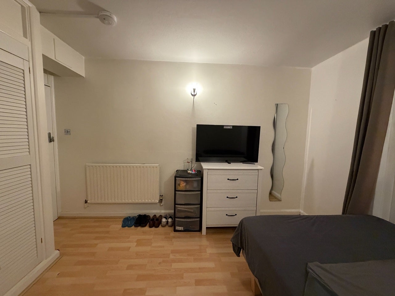 Room Bolton Road in Greater London