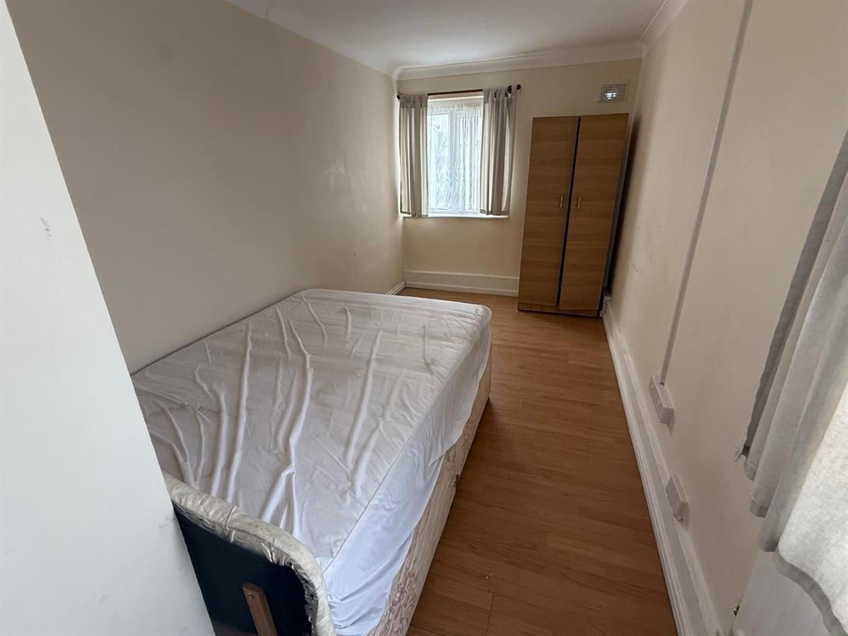 Room East Avenue in Greater London