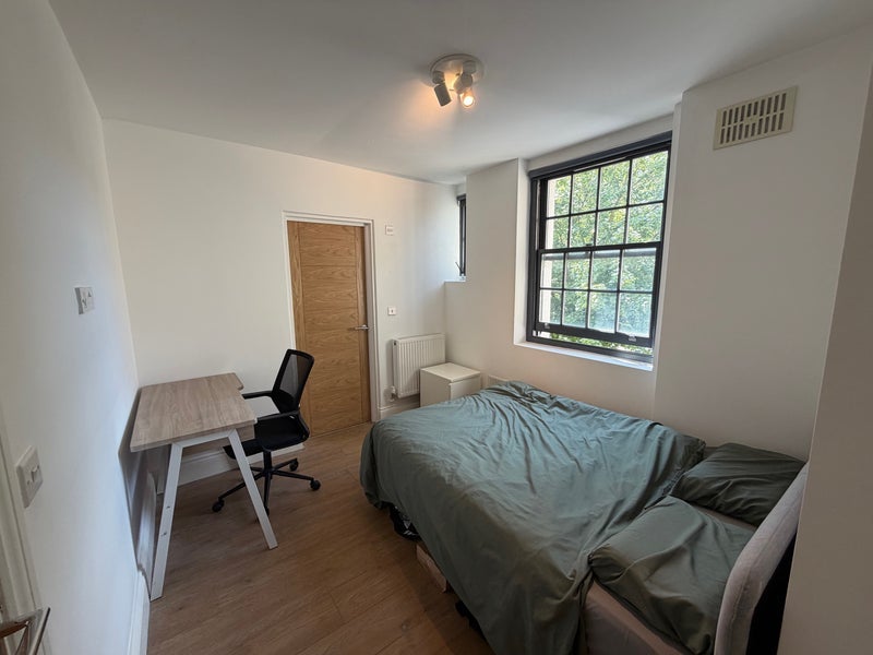 Room Clutton Street in Greater London