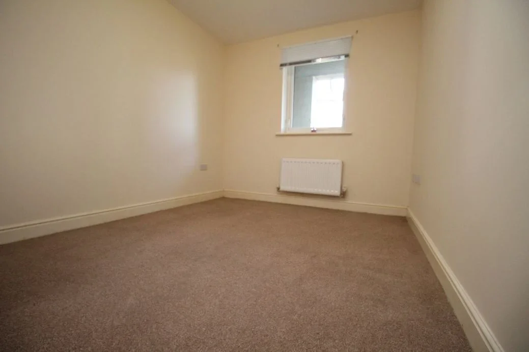 Flat Drummond Grove in Ashford