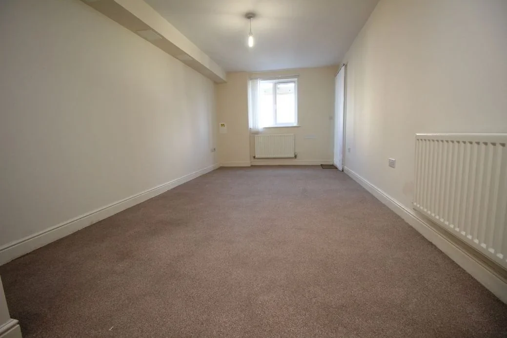 Flat Drummond Grove in Ashford