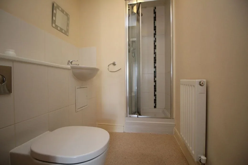 Flat Drummond Grove in Ashford
