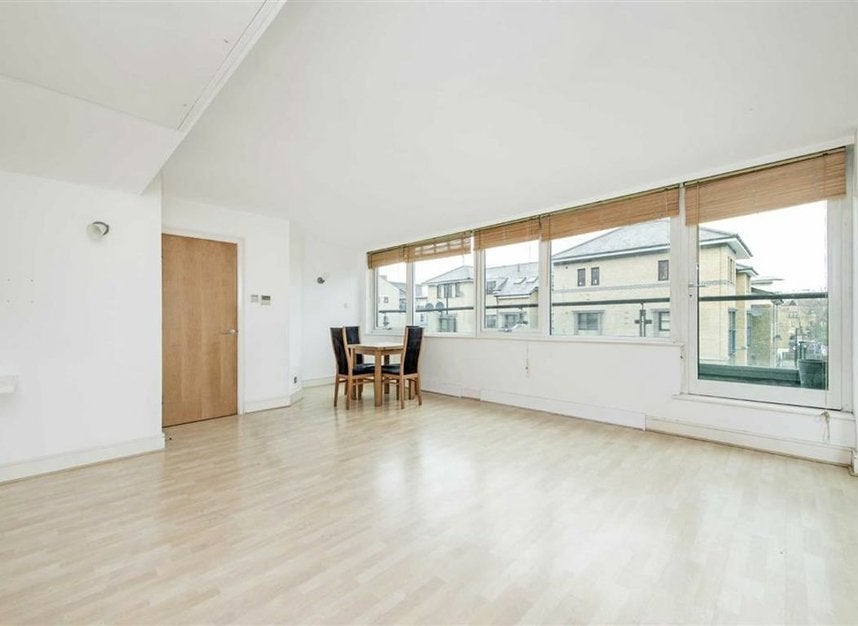 Flat Wapping High Street in Greater London