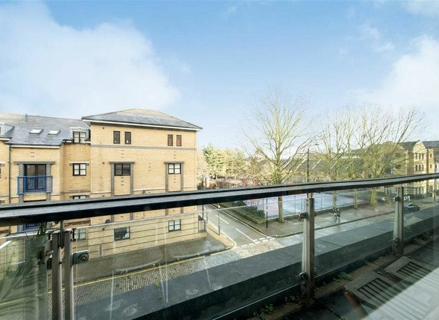 Flat Wapping High Street in Greater London
