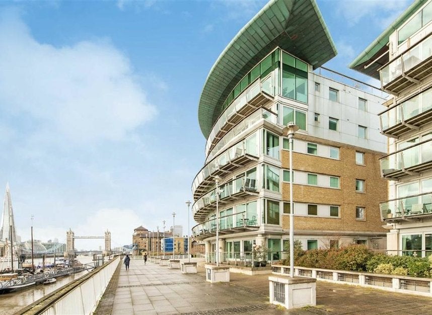 Flat Wapping High Street in Greater London