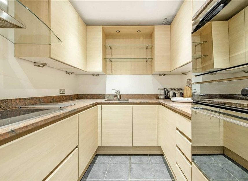 Flat Wapping High Street in Greater London