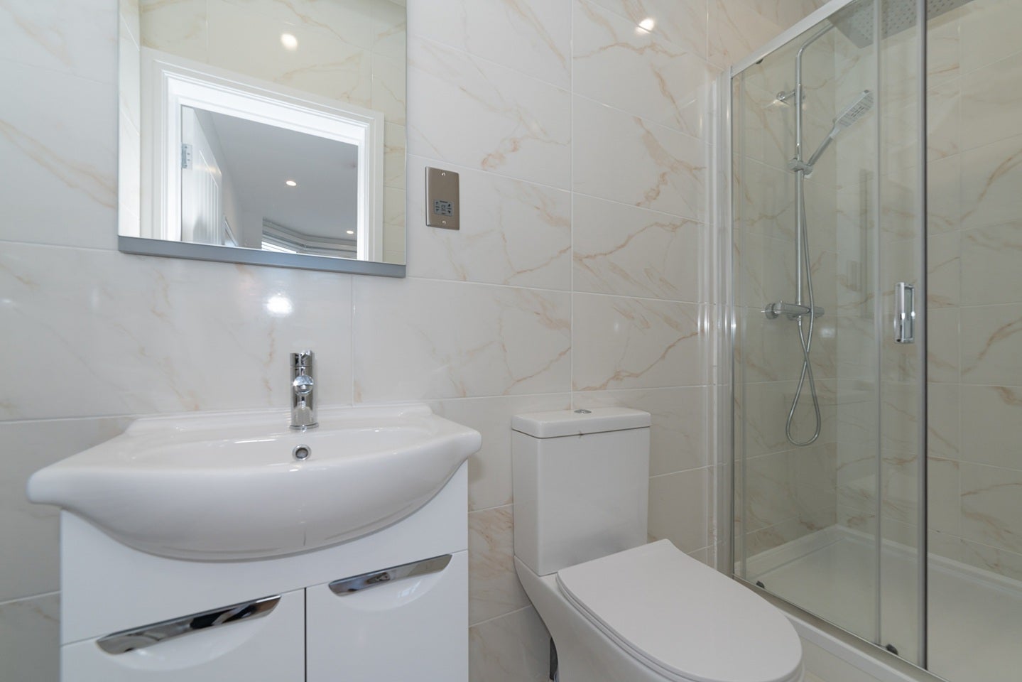 Room Meadow Road in Greater London