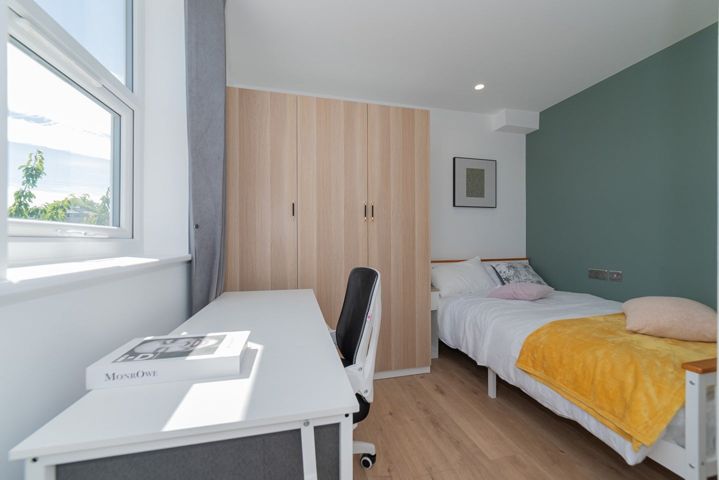 Room Meadow Road in Greater London