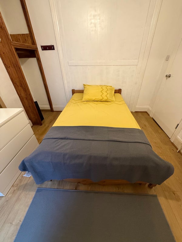 Room Rhodesia Road in Greater London