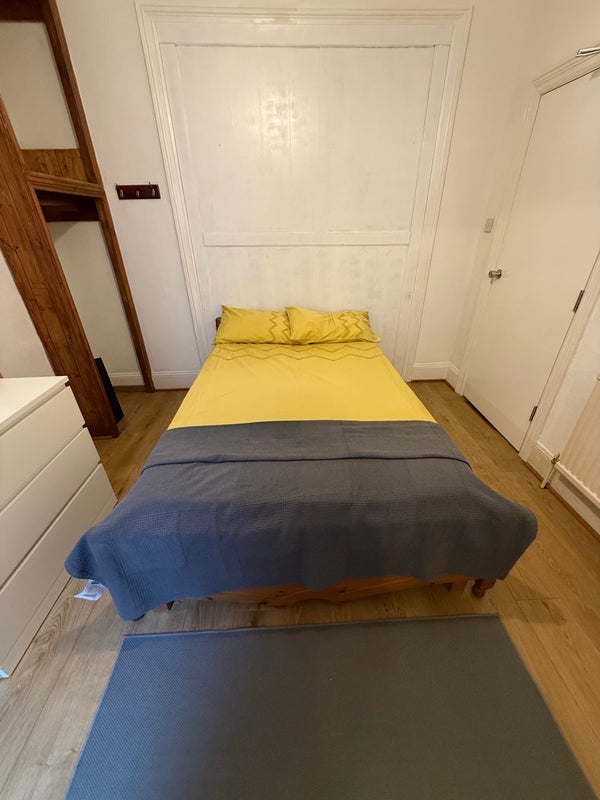 Room Rhodesia Road in Greater London